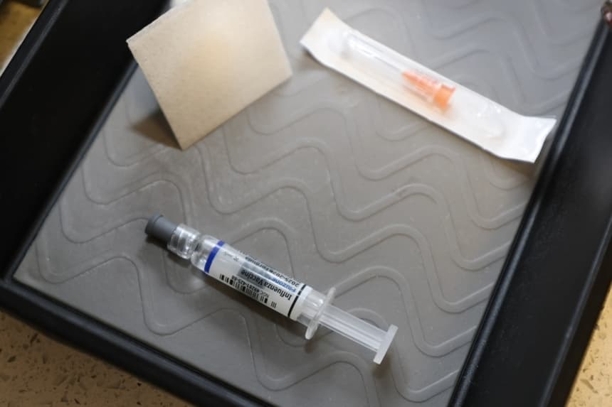 Una vacuna contra la gripe en el consultorio de un médico en Coral Gables, Florida, el 15 de septiembre de 2025. (Joe Raedle/Getty Images)