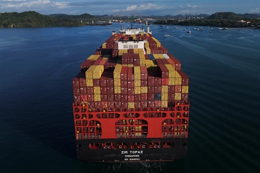 Contenedores de carga apilados en un buque de carga que atraviesa el Canal de Panamá, al amanecer en la Ciudad de Panamá, el 25 de marzo de 2026. (Foto AP/Matias Delacroix)