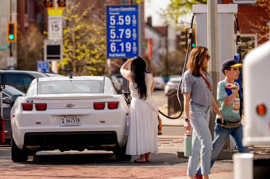 El 31 de marzo de 2026, en Washington D. C., se exhiben precios de la gasolina superiores a cinco dólares por galón en una gasolinera Exxon cerca del Capitolio de los Estados Unidos. El precio promedio nacional de un galón de gasolina ha subido a aproximadamente 4,02 dólares debido a la guerra con Irán. (Andrew Harnik/Getty Images).