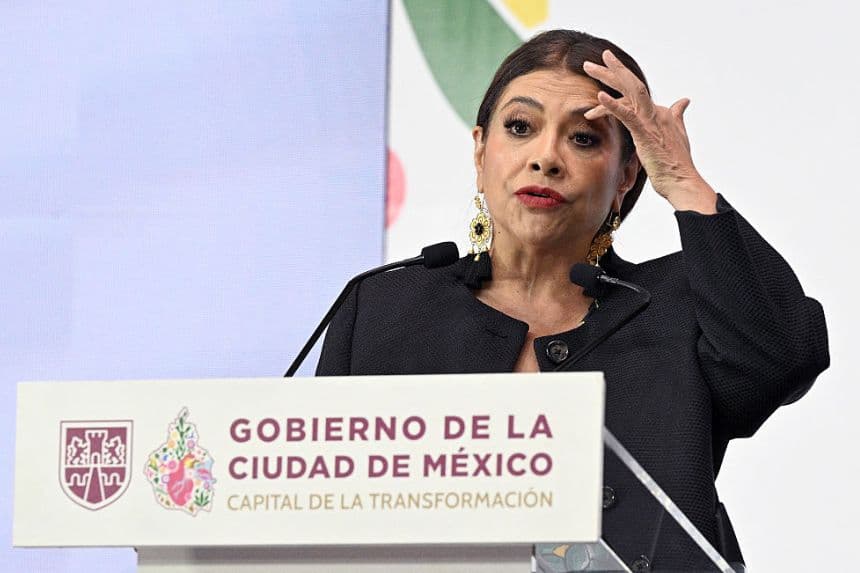 La alcaldesa de la Ciudad de México, Clara Brugada, habla durante una conferencia de prensa sobre la operación de seguridad para el partido de octavos de final de fútbol entre México e Inglaterra, celebrado en la Ciudad de México, el 3 de julio de 2026. (Alfredo ESTRELLA / AFP vía Getty Images)