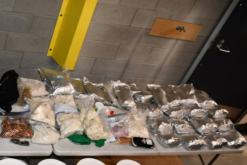 El Equipo de Lucha contra las Pandillas de la RCMP de Burnaby confiscó miles de kilogramos de precursores químicos ilegales, además de dinero en efectivo y armas de fuego. (Cortesía de la por la RCMP).