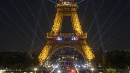 La Torre Eiffel se ilumina con "USA 250" mientras París celebra la Independencia de Estados Unidos