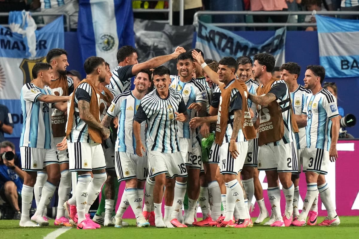 Argentina celebra después de que Diney Borges (3) de Cabo Verde anotara un autogol durante el partido de dieciseisavos de final de la Copa Mundial de Fútbol en Miami Gardens, Florida, el 3 de julio de 2026. (Lynne Sladky/AP Photo)