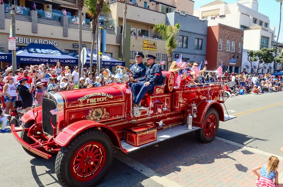 El Departamento de Bomberos de Huntington Beach participa en el 119.º desfile del 4 de julio en Huntington Beach, California, el 4 de julio de 2023. (Alex Lee/The Epoch Times)
