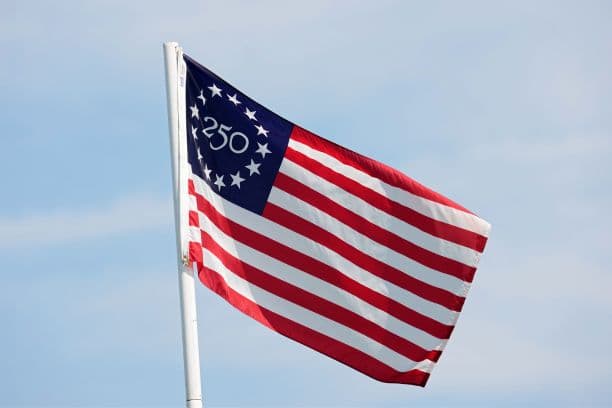 Vista general de una bandera conmemorativa del semicincentenario de los Estados Unidos durante la tercera ronda del Campeonato Abierto Senior de EE. UU. 2026, el 4 de julio de 2026 en Columbus, Ohio. (Dylan Buell/Getty Images)