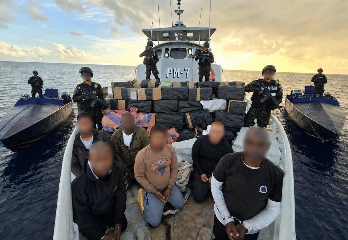 A finales de junio de 2026 el Grupo de Trabajo Conjunto Interinstitucional (JIATF) Sur, junto con El Salvador y Colombia, orquestó una operación masiva de interdicción de drogas en el Pacífico, incautando 6,68 toneladas métricas de cocaína en dos lanchas rápidas en un solo día. (Cortesía del JIATF Sur)
