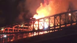 Se desata incendio en el puente de Brooklyn durante espectáculo de fuegos artificiales de Nueva York