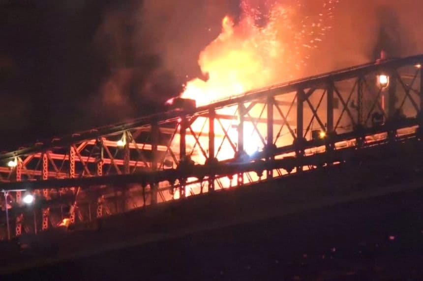 Un incendio se desata en el puente de Brooklyn en Nueva York durante la celebración de los fuegos artificiales de la ciudad el 4 de julio de 2026, en una imagen fija de un video. (Aron Ranen/AP)