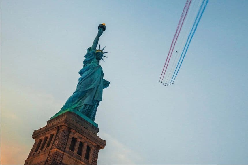 La Patrouille de France sobrevoló el puerto de Nueva York y el río Hudson el 4 de julio como parte de las celebraciones del 250 aniversario de la Declaración de Independencia de los Estados Unidos. El despliegue de los Alpha Jets de la Fuerza Aérea y Espacial se llevó a cabo en el marco de la Misión Libertad 250. Foto compartida por el presidente francés Emmanuel Macron en su cuenta X el 4 de julio de 2026. (Cortesía del Palacio del Elíseo)