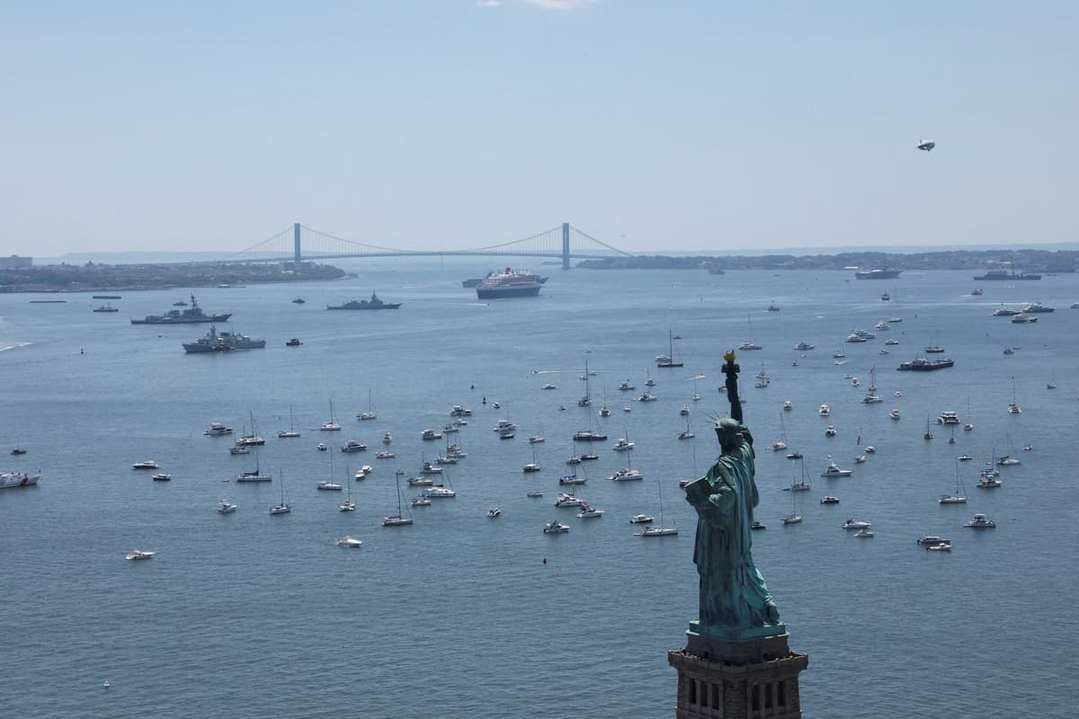 Las embarcaciones participan en el desfile "Sail 250" en el puerto de Nueva York mientras Estados Unidos celebra su 250.º aniversario el Día de la Independencia en la ciudad de Nueva York, el 4 de julio de 2026. (Brendan McDermid/Reuters)