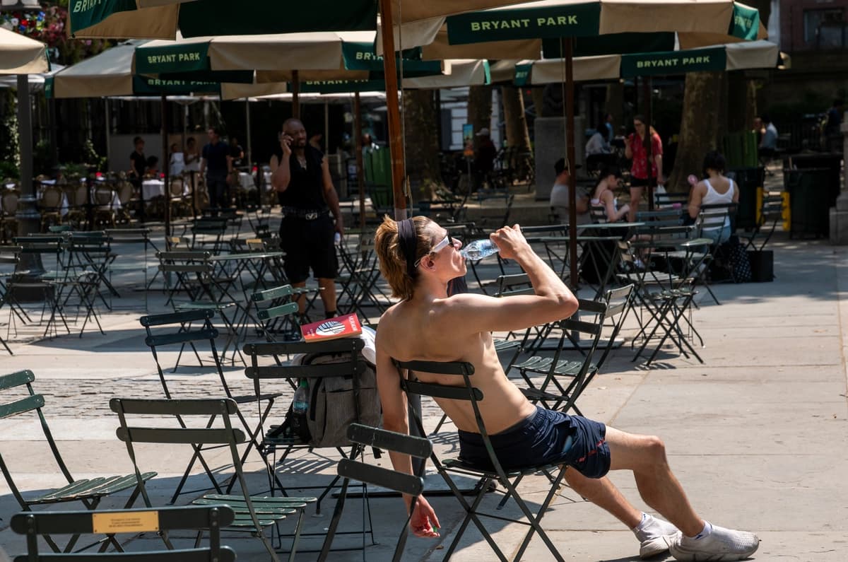 La gente intenta refrescarse durante una ola de calor en Bryant Park, en Manhattan, Nueva York, el 1 de julio de 2026. (Spencer Platt/Getty Images)