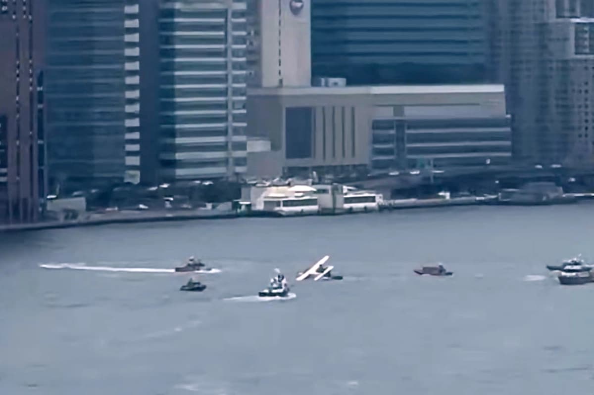 Un hidroavión tras realizar un aterrizaje brusco en el East River de la ciudad de Nueva York el 5 de julio de 2026, en un fotograma de un video. (@brianmichaelf/X vía AP)