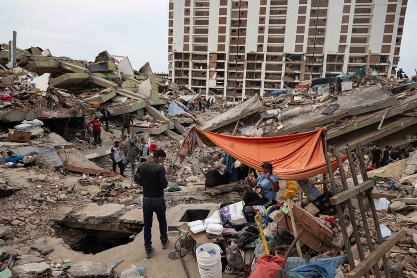 Los equipos de rescate y los voluntarios buscan a personas desaparecidas entre los escombros en la playa de Los Cocos, en Caraballeda, estado de La Guaira, Venezuela, el 1 de julio de 2026. (Juan Barreto / AFP vía Getty Images)
