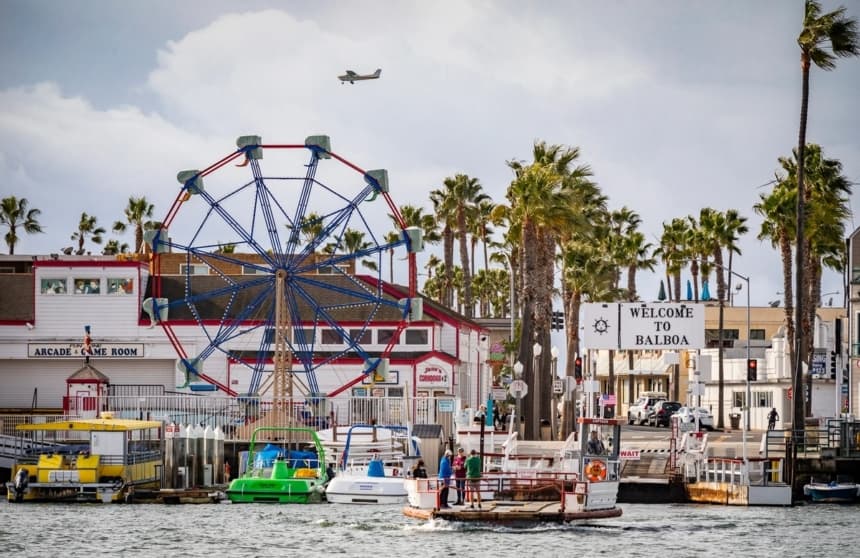 Los transbordadores de Balboa Island cruzan el puerto de Newport Beach el 29 de diciembre de 2021. (John Fredricks/The Epoch Times)