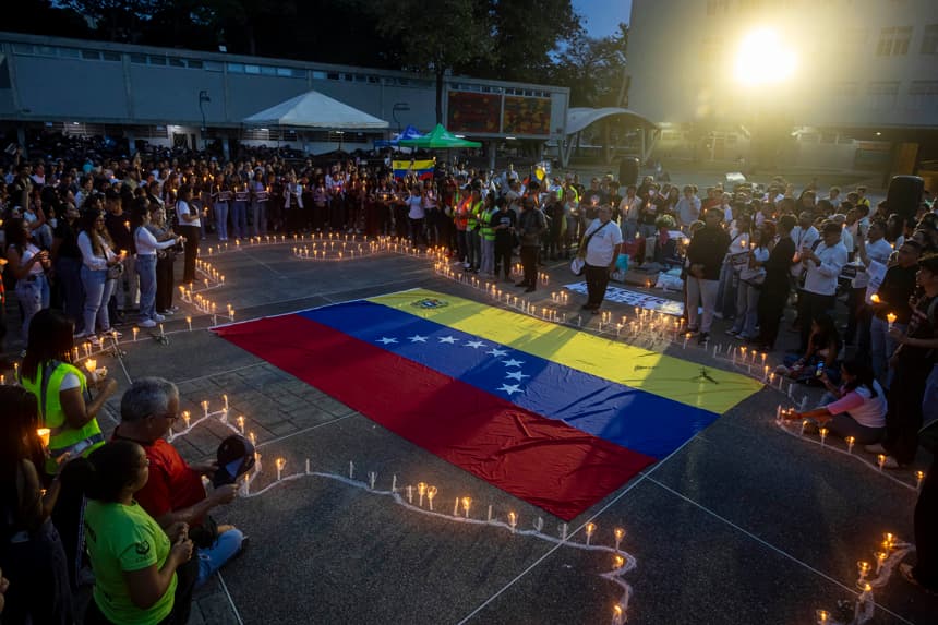 Cientos de venezolanos realizan vigilias en homenaje a las víctimas de los terremotos