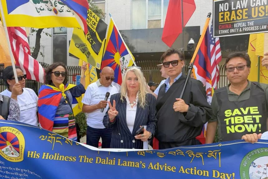 Casi 100 personas de diversas comunidades étnicas se manifestaron frente al consulado chino en Los Ángeles el 1 de julio de 2026, para condenar el uso que hace el Partido Comunista Chino de la Ley de Promoción de la Unidad Étnica y el Progreso con el fin de justificar la represión transnacional y socavar la diversidad cultural. (Ma Shangen/The Epoch Times).