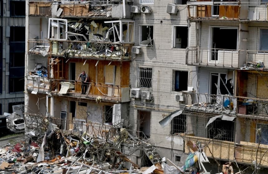 Un edificio residencial dañado por un ataque aéreo ruso contra la capital ucraniana, Kiev, el 3 de julio de 2026. (Sergei Supinsky/AFP vía Getty Images)