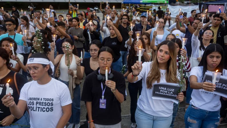 Venezuela busca volver a la normalidad mientras avanza el retiro de escombros en La Guaira