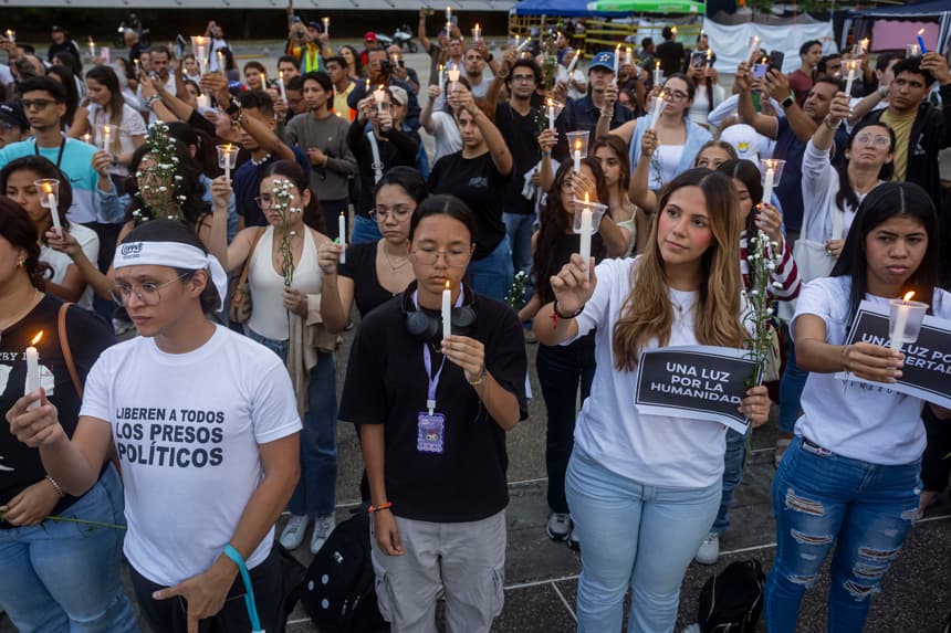 Venezuela busca volver a la normalidad mientras avanza el retiro de escombros en La Guaira