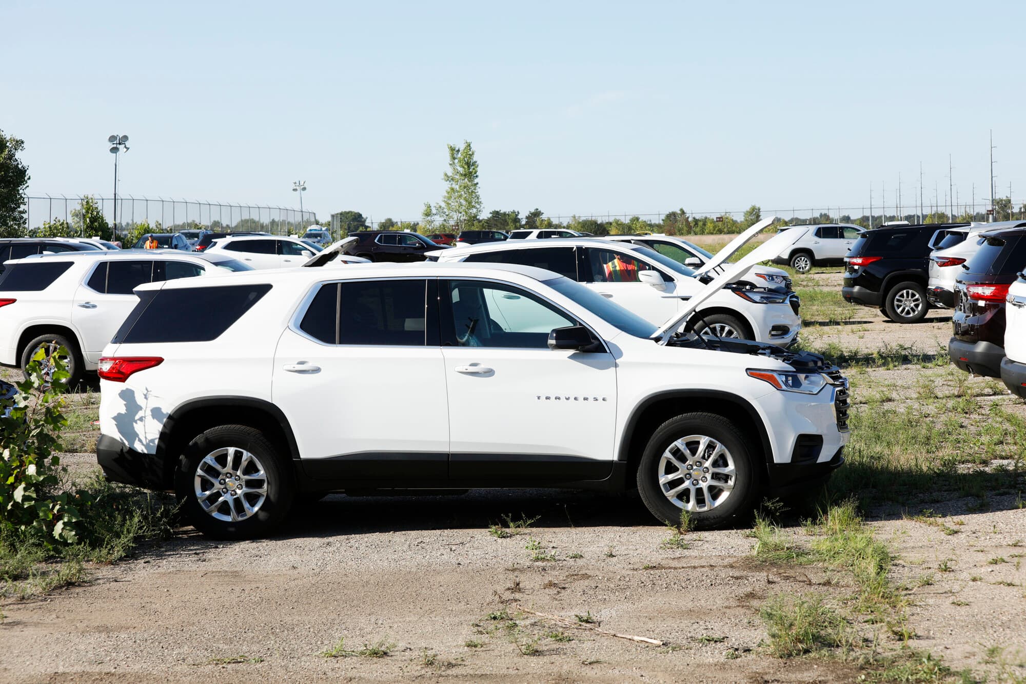 Motors se encuentran en un estacionamiento de almacenamiento el 2 de septiembre de 2021 en Lansing, Míchigan. (Bill Pugliano/Getty Images)