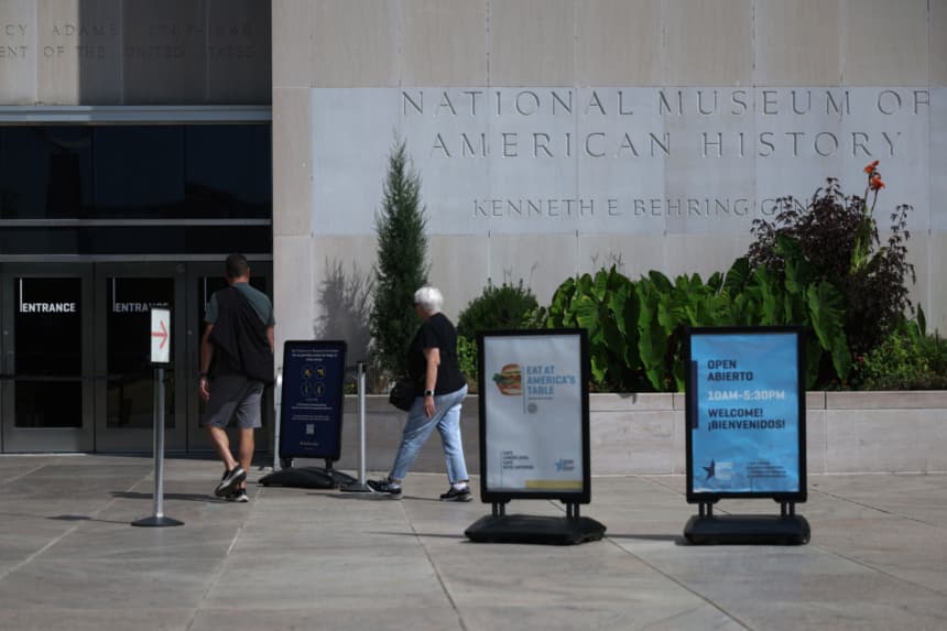 Los visitantes ingresan al Museo Nacional de Historia Estadounidense del Smithsonian el 28 de agosto de 2025 en Washington, DC. (Alex Wong/Getty Images)