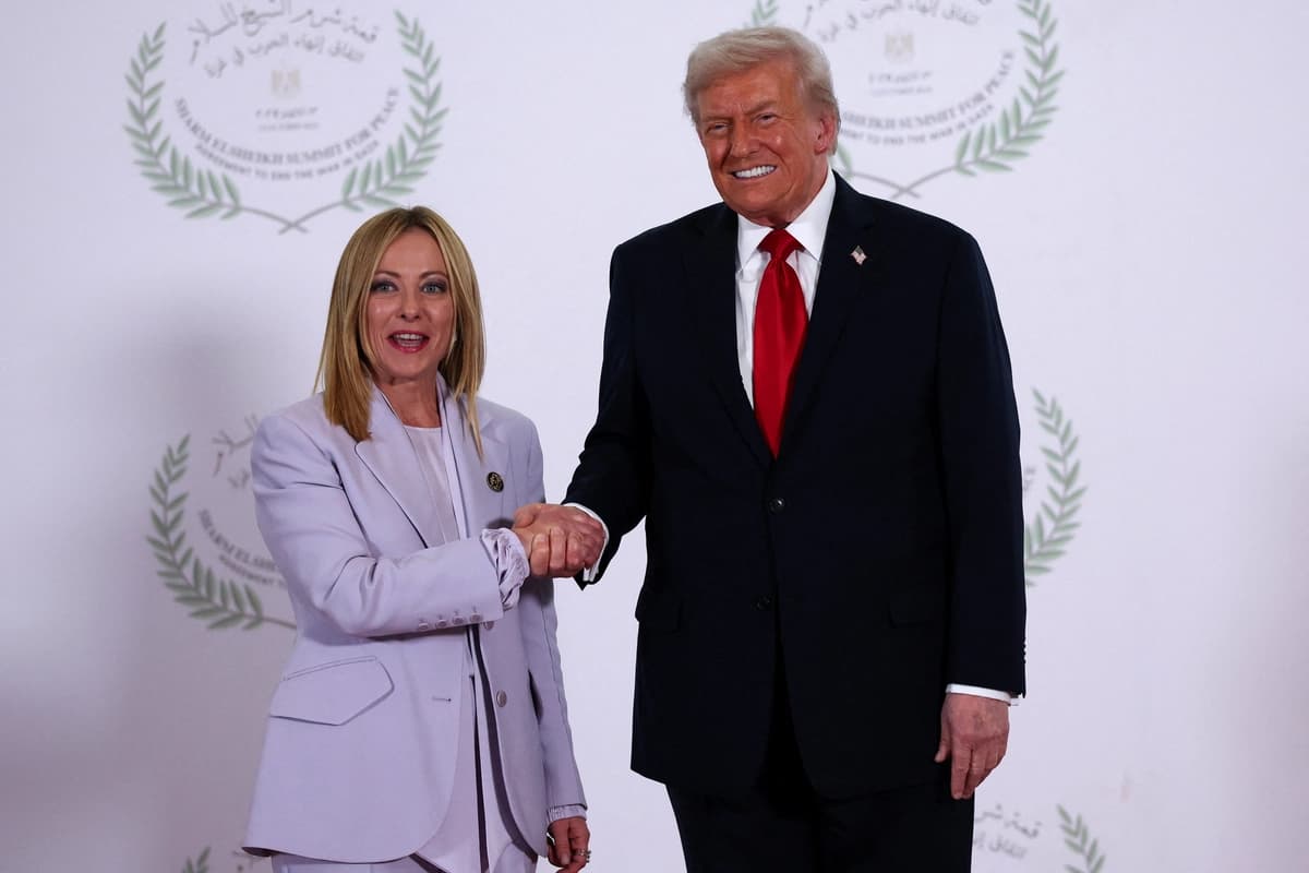 El presidente Donald Trump y la primera ministra italiana Giorgia Meloni se dan la mano mientras posan para una foto en la cumbre de líderes mundiales celebrada en Sharm El-Sheikh, Egipto, el 13 de octubre de 2025. (Suzanne Plunkett - Pool/Getty Images).