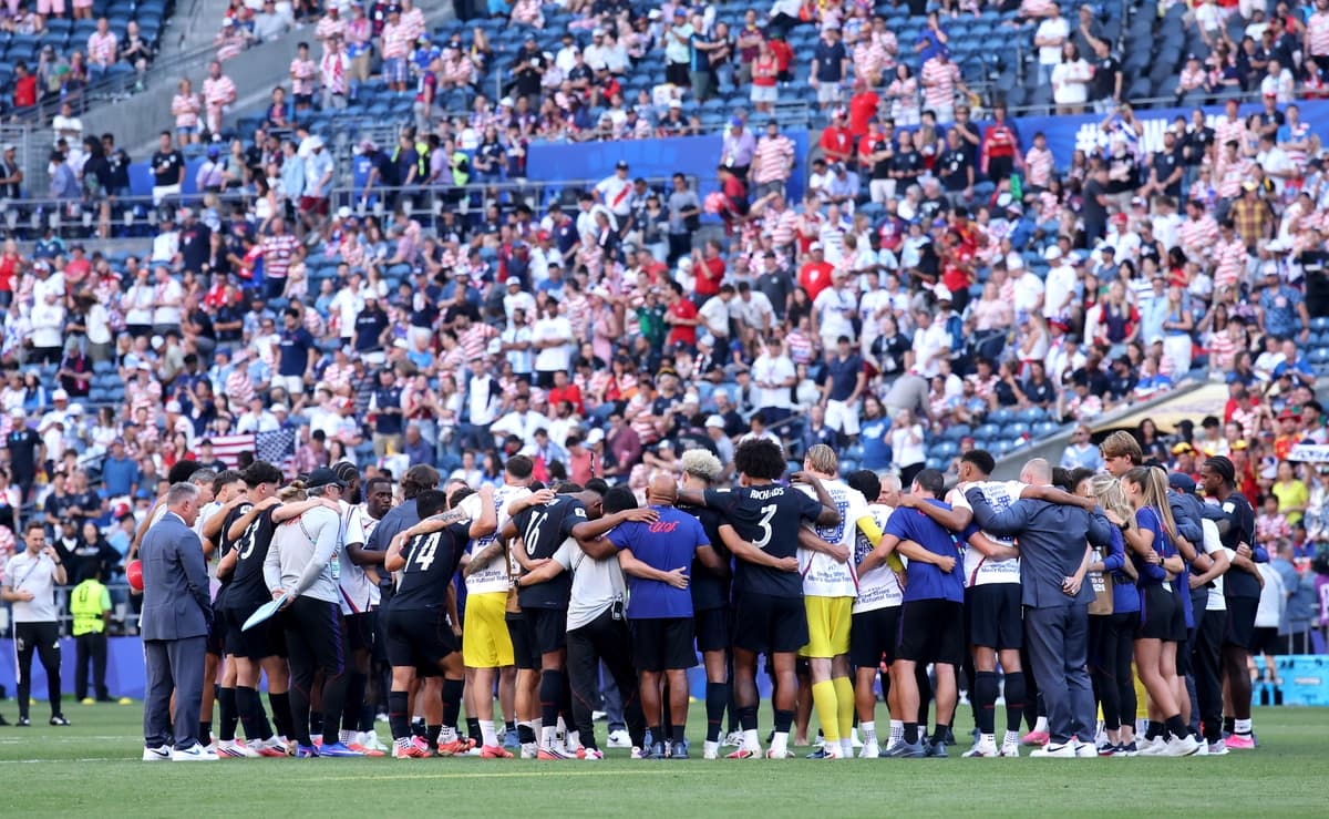 Los jugadores y directivos de la selección de EE. UU. se reúnen tras la derrota por 1–4 durante el partido de octavos de final de la Copa Mundial de la FIFA 2026 entre EE. UU. y Bélgica en el Seattle Stadium de Seattle, el 6 de julio de 2026. (Alex Grimm/Getty Images)