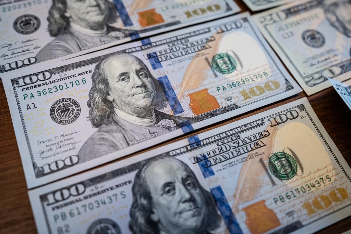 Billetes de dólar estadounidense en Washington el 13 de noviembre de 2025. (Madalina Kilroy/The Epoch Times)