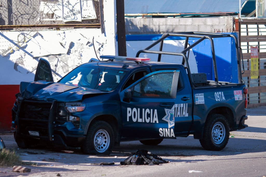 En la imagen se ve un camión de la policía estatal con agujeros de bala tras una emboscada perpetrada por un grupo armado, en el estado de Sinaloa (México), el 6 de diciembre de 2024. (IVÁN MEDINA/AFP vía Getty Images)