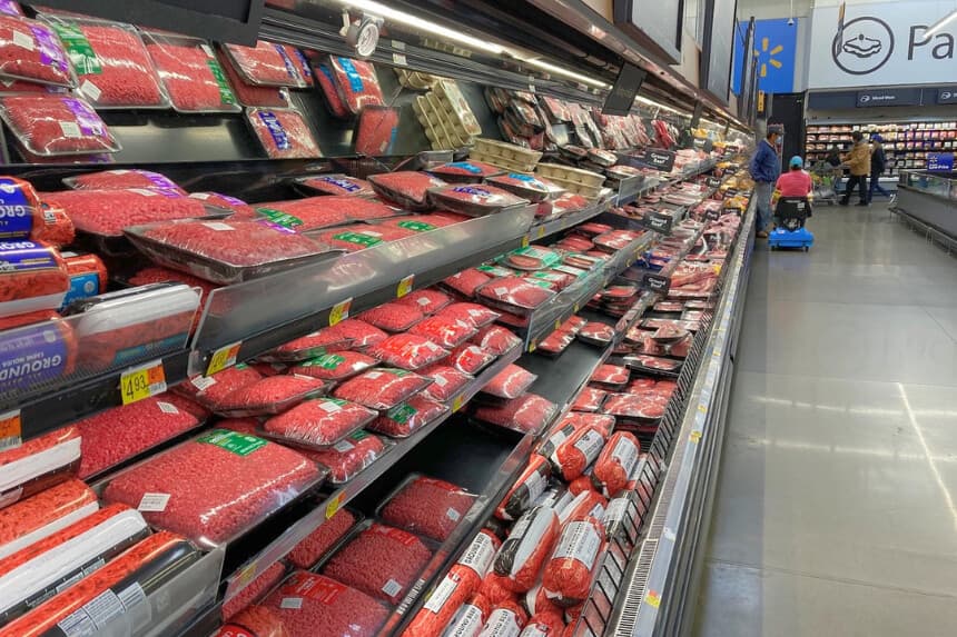 La sección de carne de res en Walmart, en Flagstaff, Arizona, el 17 de febrero de 2022. (Allan Stein/The Epoch Times).