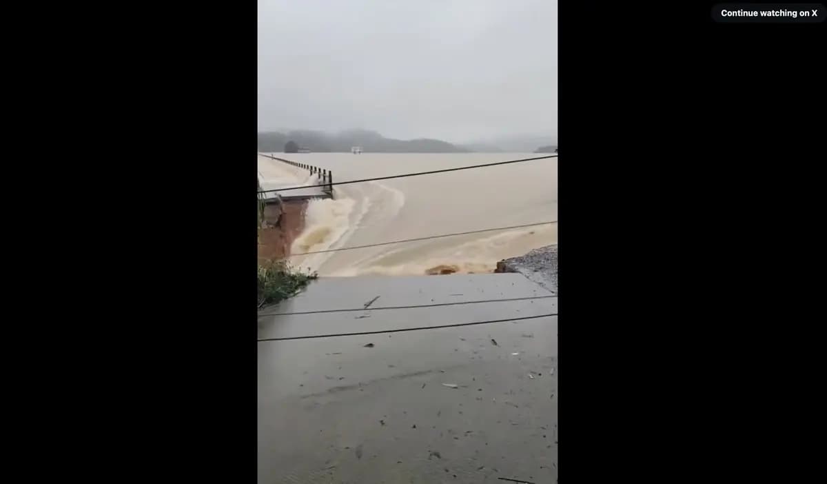 El embalse de Liulan, en Nanning, provincia de Guangxi, comenzó a liberar agua de emergencia a última hora del 5 de julio. Videos compartidos por residentes locales parecían mostrar una gran ruptura en una parte de la presa el 6 de julio, con el agua fluyendo a través de la sección dañada. (Captura de pantalla del video por The Epoch Times).