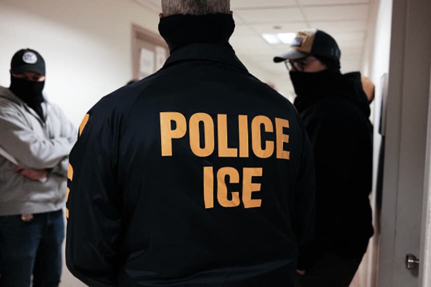 325 personas fueron acusadas de delitos relacionados con la inmigración en Operación "Take Back America"