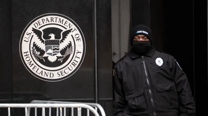 Juez federal ordena al DHS que restablezca funciones clave de la base de datos de inmigración