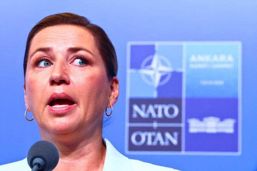 La primera ministra de Dinamarca, Mette Frederiksen, habla con los periodistas en la cumbre de la OTAN celebrada en Ankara, Turquía, el 8 de julio de 2026. (Yves Herman/Reuters).