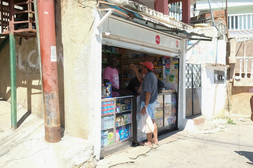 Pese a la devastación, locales reanudan operaciones para evitar el cierre en La Guaira