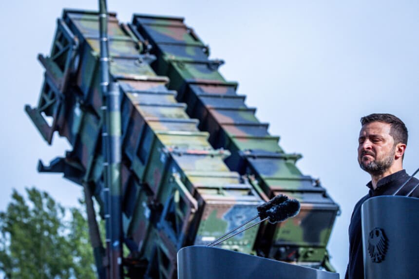 El presidente ucraniano, Volodimir Zelenski, ofrece una rueda de prensa junto al ministro de Defensa alemán tras visitar un centro de entrenamiento del sistema Patriot en Mecklemburgo-Pomerania Occidental, Alemania, el 11 de junio de 2024. (JENS BUTTNER/POOL/AFP vía Getty Images).