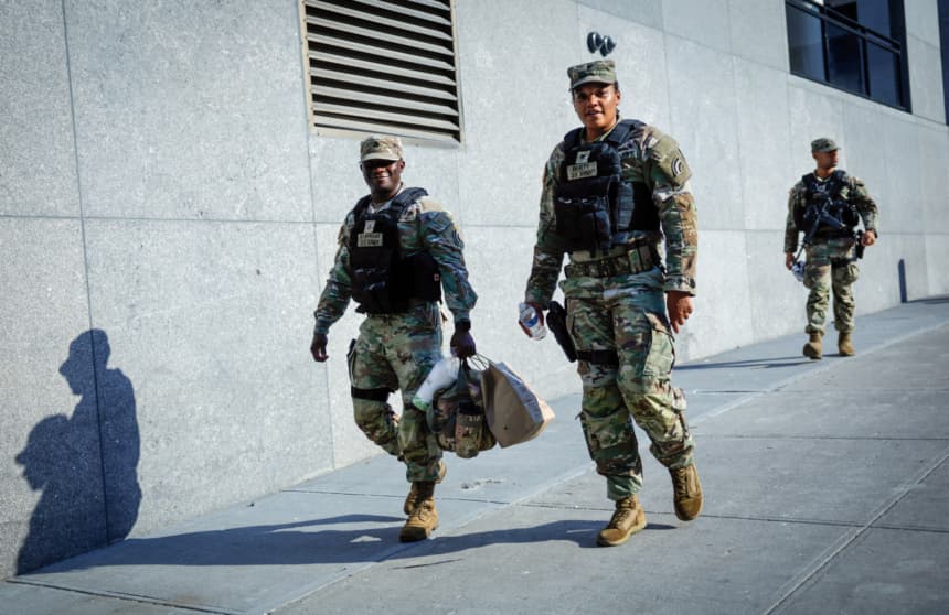 Soldados del Ejército de los EE. UU. patrullan alrededor del Madison Square Garden en Nueva York el 1 de julio de 2026. (Kena Betancur / AFP vía Getty Images)