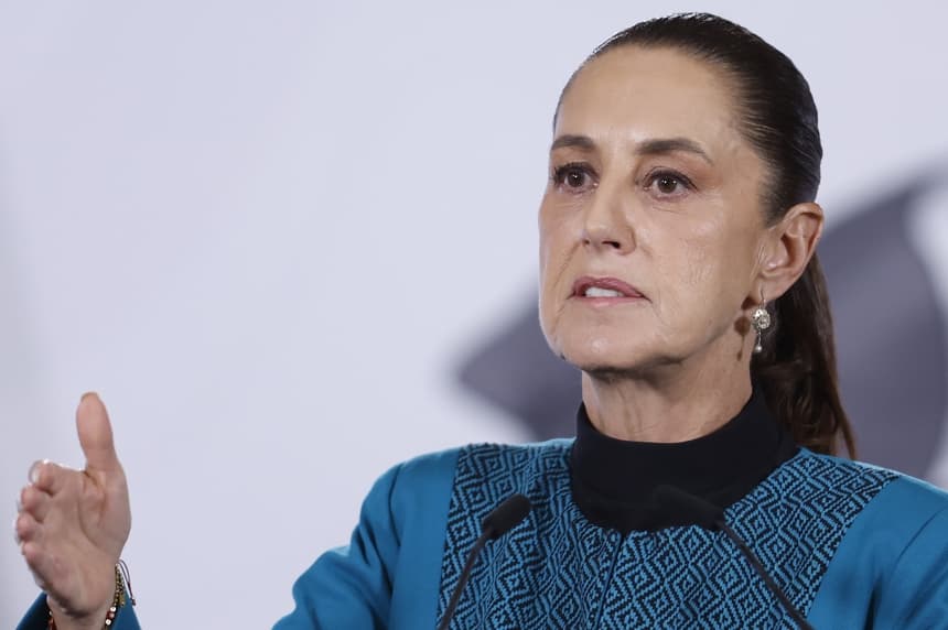 La presidenta de México, Claudia Sheinbaum, habla durante una rueda de prensa este martes, en el Palacio Nacional de Ciudad de México (EFE/Sáshenka Gutiérrez)