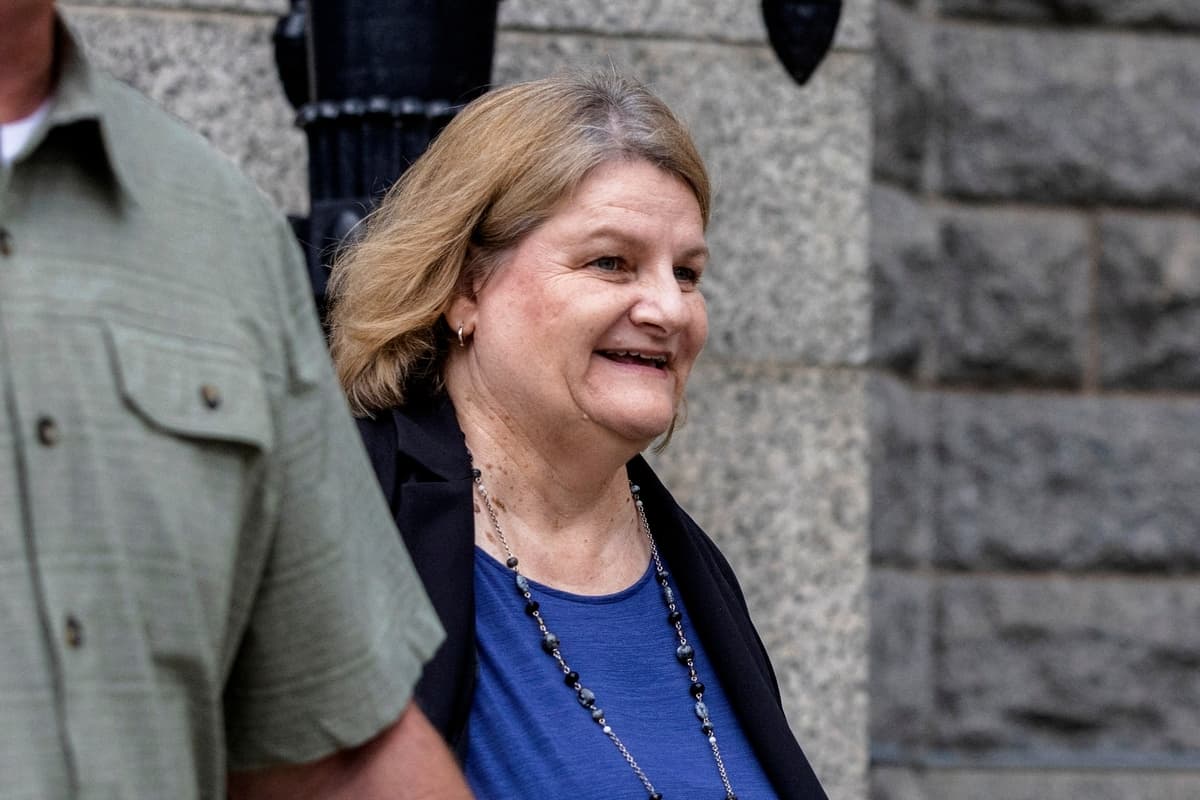 La jueza del condado de Milwaukee, Hannah Dugan, acusada de obstruir el arresto de un inmigrante ilegal, se retira tras comparecer ante el tribunal en Milwaukee, Wisconsin, el 15 de mayo de 2025. (Jim Vondruska/Reuters)