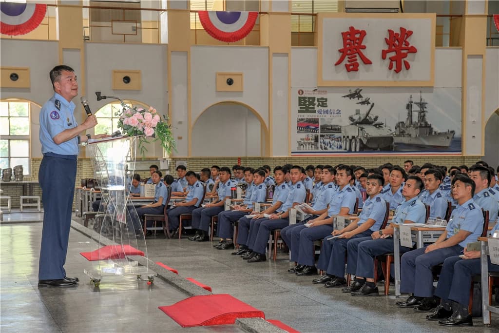 Taiwán restaura formación "anticomunista" para nuevos oficiales ante amenazas chinas