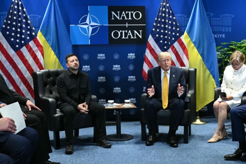 El presidente ucraniano Volodimir Zelenski (izquierda) se reúne con el presidente estadounidense Donald Trump en el marco de la Cumbre de la OTAN en el Complejo Presidencial de Bestepe en Ankara, el 8 de julio de 2026. (Saul Loeb/AFP vía Getty Images).