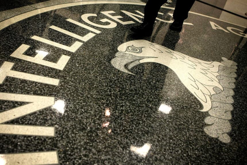 Un hombre camina sobre el escudo de la Agencia Central de Inteligencia en el vestíbulo del Edificio de la Sede Original de la CIA, el 19 de febrero de 2009 en McLean, Virginia. (Alex Wong/Getty Images).