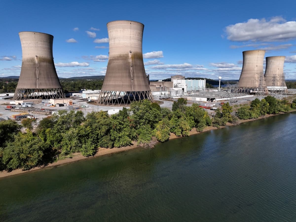 En esta vista aérea, la central nuclear de Three Mile Island, ya fuera de servicio, se encuentra en medio del río Susquehanna, cerca de Middletown, Pensilvania, el 10 de octubre de 2024. (Chip Somodevilla/Getty Images)