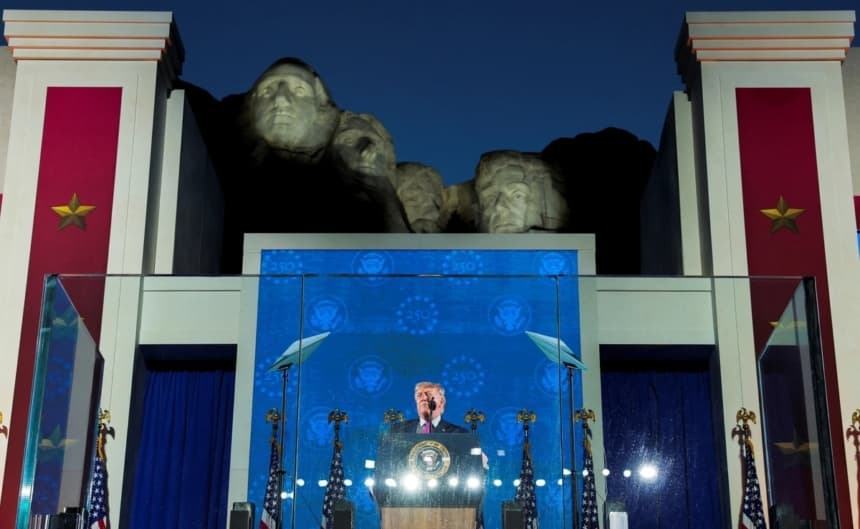 El presidente de Estados Unidos, Donald Trump, pronuncia un discurso durante la celebración del 250.º aniversario de la independencia de Estados Unidos, en el Monte Rushmore, en Keystone, Dakota del Sur, el 3 de julio de 2026. (Kylie Cooper/Reuters)