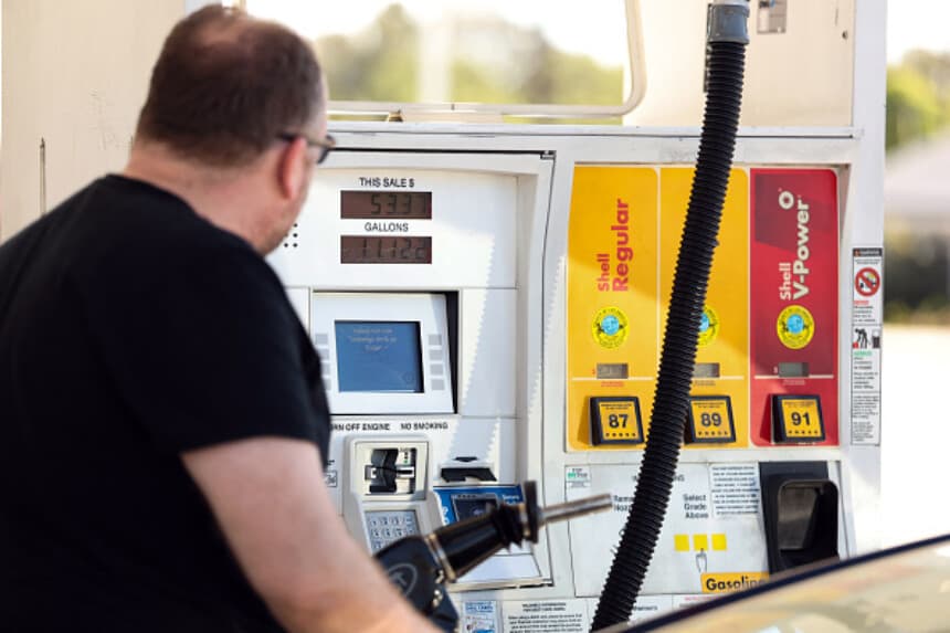 Un hombre llena el tanque de gasolina de su vehículo en una gasolinera de Los Ángeles, California, el 2 de marzo de 2026. (Patrick T. Fallon/AFP vía Getty Images).