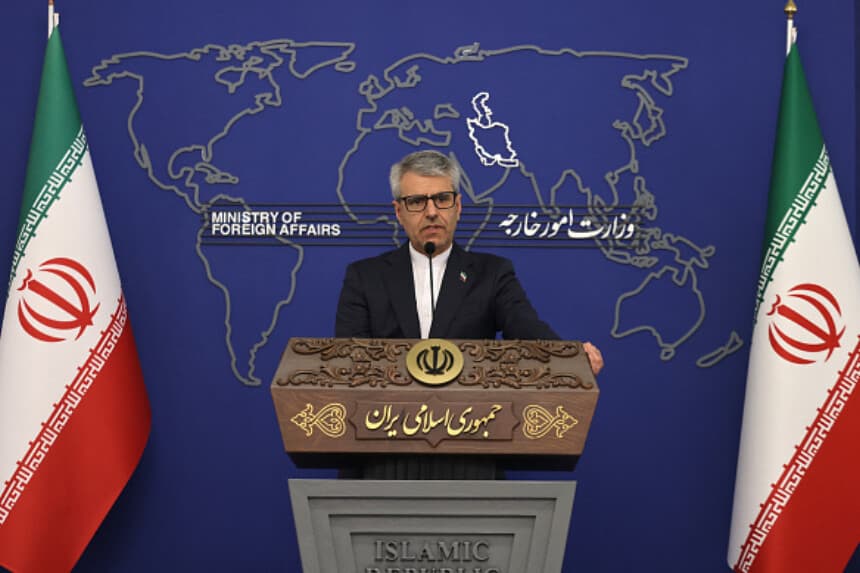 El portavoz del Ministerio de Exteriores de Irán, Esmail Baqaei, ofrece una rueda de prensa en Teherán el 10 de febrero de 2026. Ese día, Irán advirtió sobre influencias "destructivas" en la diplomacia. (Atta Kenare/AFP vía Getty Images).