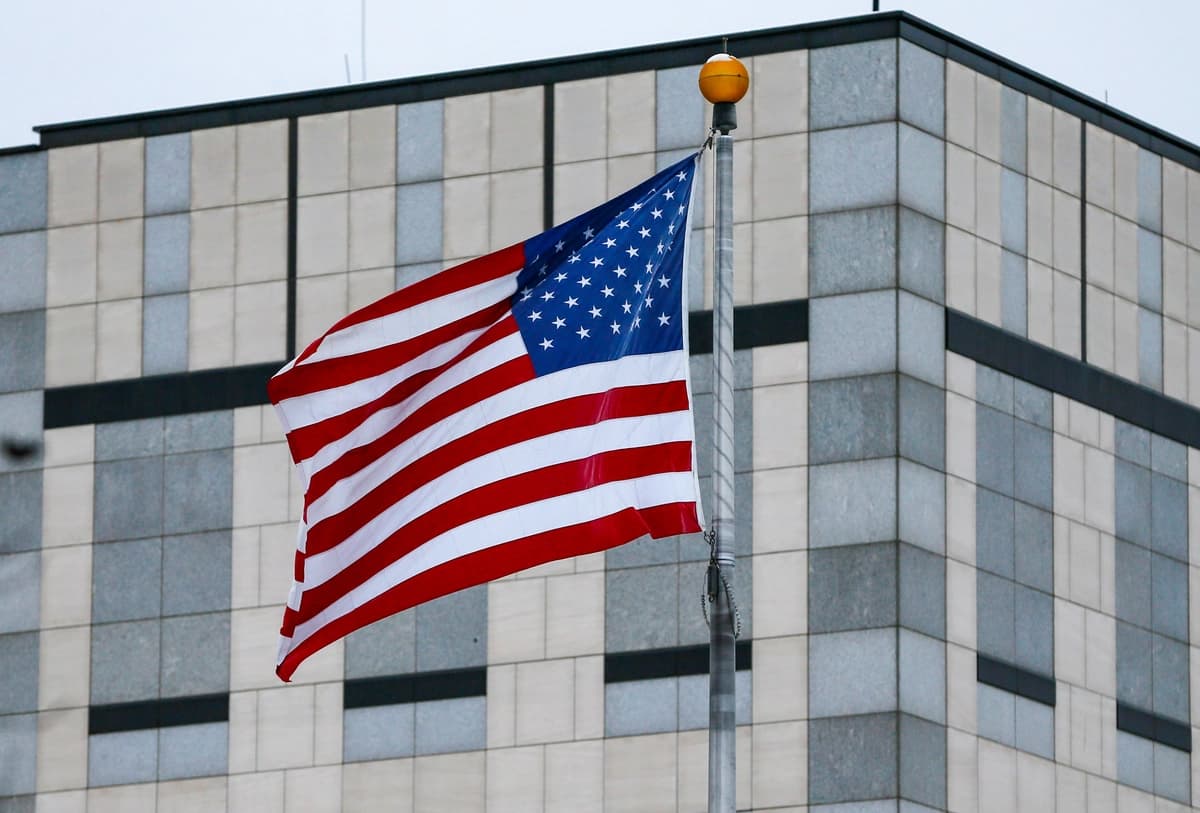 Una bandera ondea al viento en una embajada estadounidense, en una foto de archivo. (Gleb Garanich/Reuters).
