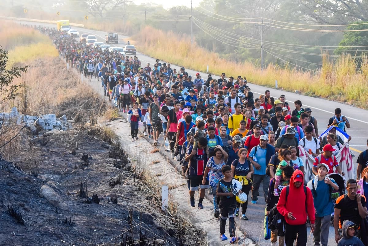 Personas caminan por la carretera que atraviesa Arriaga, estado de Chiapas, en el sur de México, rumbo a Estados Unidos, el 8 de enero de 2024. Edgar H. (Clemente/AP Photo).