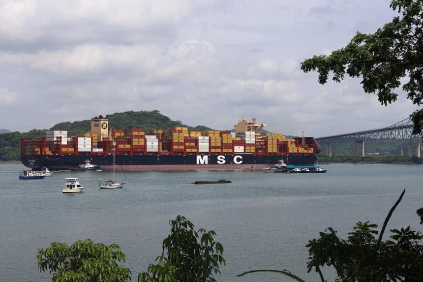Fotografía que muestra un barco de carga navegando a principios de este junio, en el Canal de Panamá (EFE/ Carlos Lemos)
