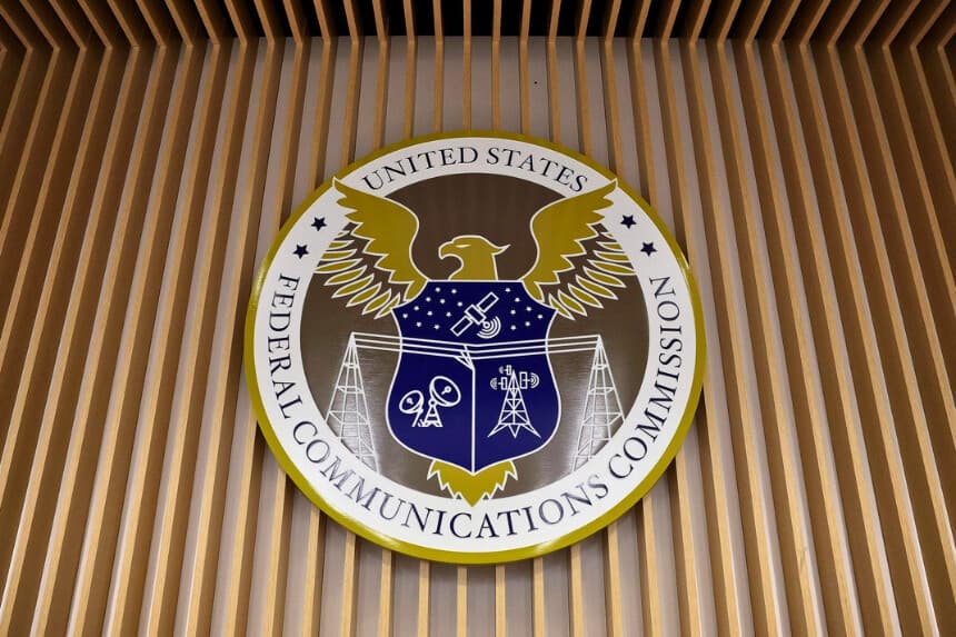 El sello de la Comisión Federal de Comunicaciones (FCC) en la sala de reuniones de la Comisión durante una reunión en la sede de la FCC en Washington el 18 de febrero de 2026. (Kevin Dietsch/Getty Images).